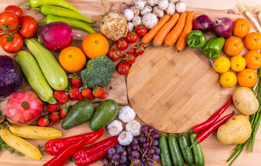Table remplie de fruits et légumes
